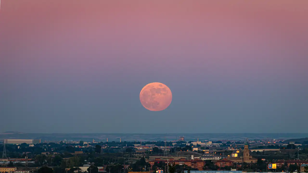 Cuál es la mejor hora para observar la Luna de fresa en el cielo nocturno de junio Cuál es la mejor hora para observar la Luna de fresa en el cielo nocturno de junio