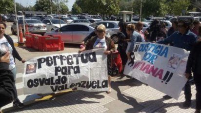 Los familiares y amigos de Vivina Giménez se manifestaron frente a los tribunales de Lomas de Zamora pidiendo la prisión perpetua para el expolicía