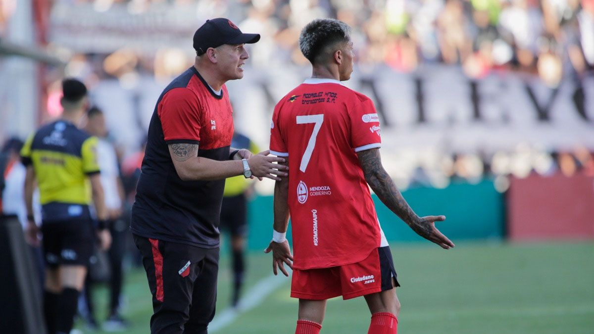 Luis García y Santiago González hablan en el partido ante Riestra. Luis García y Santiago González hablan en el partido ante Riestra.
