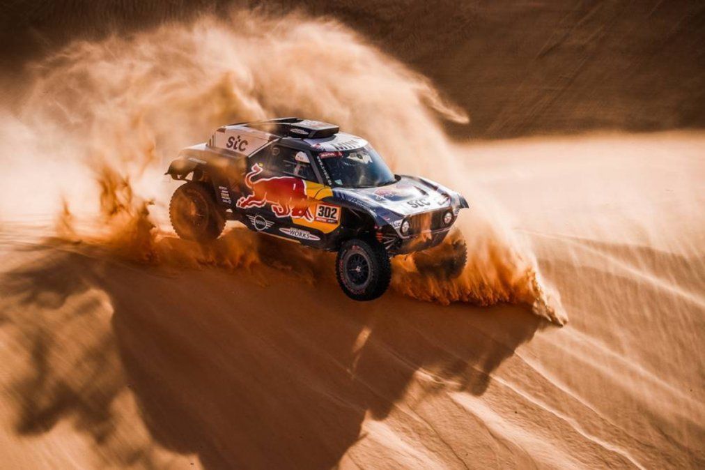 Stephane Peterhansel conservó la punta del Dakar 2021 en autos.