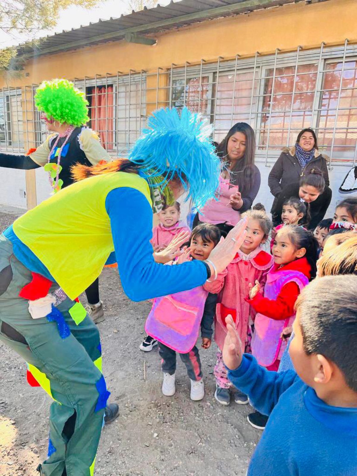 Payasos -encarnados por las propias motoqueras- canciones, juegos y regalos les dieron a los chicos de la escuela rural una jornada inolvidable. Payasos -encarnados por las propias motoqueras- canciones, juegos y regalos les dieron a los chicos de la escuela rural una jornada inolvidable.