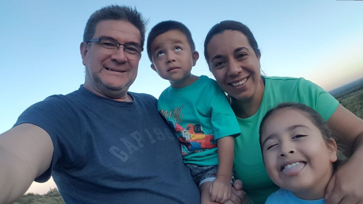 Diversión en familia. Fabián posa con su esposa Alejandra Montivero, también jueza de vóleibol, y sus hijos Candela y Pedro.