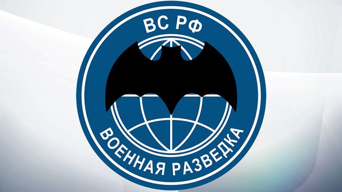 El escudo de la Dirección Principal de Inteligencia (GRU) con su tradicional murciélago representa la capacidad de la inteligencia de Rusia para operar en las sombras. Este organismo es uno de los pilares que utiliza el Kremlin para ejecutar sus planes estratégicos en territorio de Europa y vigilar de cerca la situación en Ucrania. El escudo de la Dirección Principal de Inteligencia (GRU) con su tradicional murciélago representa la capacidad de la inteligencia de Rusia para operar en las sombras. Este organismo es uno de los pilares que utiliza el Kremlin para ejecutar sus planes estratégicos en territorio de Europa y vigilar de cerca la situación en Ucrania.