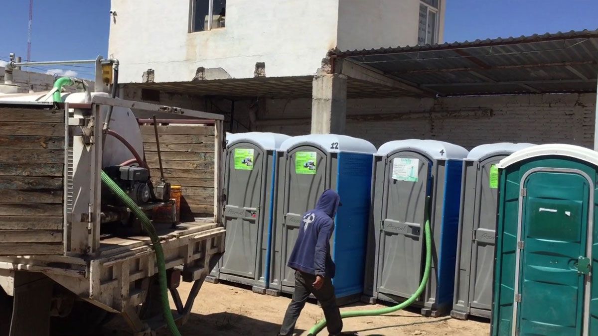 Limpiar ba&ntilde;os port&aacute;tiles es una de las tareas m&aacute;s feas que hay.