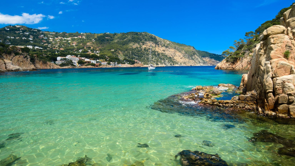 Esta pequeña playa tiene 100 metros de longitud y es perfecta para quienes buscan disfrutar de unos días de calma en la Costa Brava. Esta pequeña playa tiene 100 metros de longitud y es perfecta para quienes buscan disfrutar de unos días de calma en la Costa Brava.