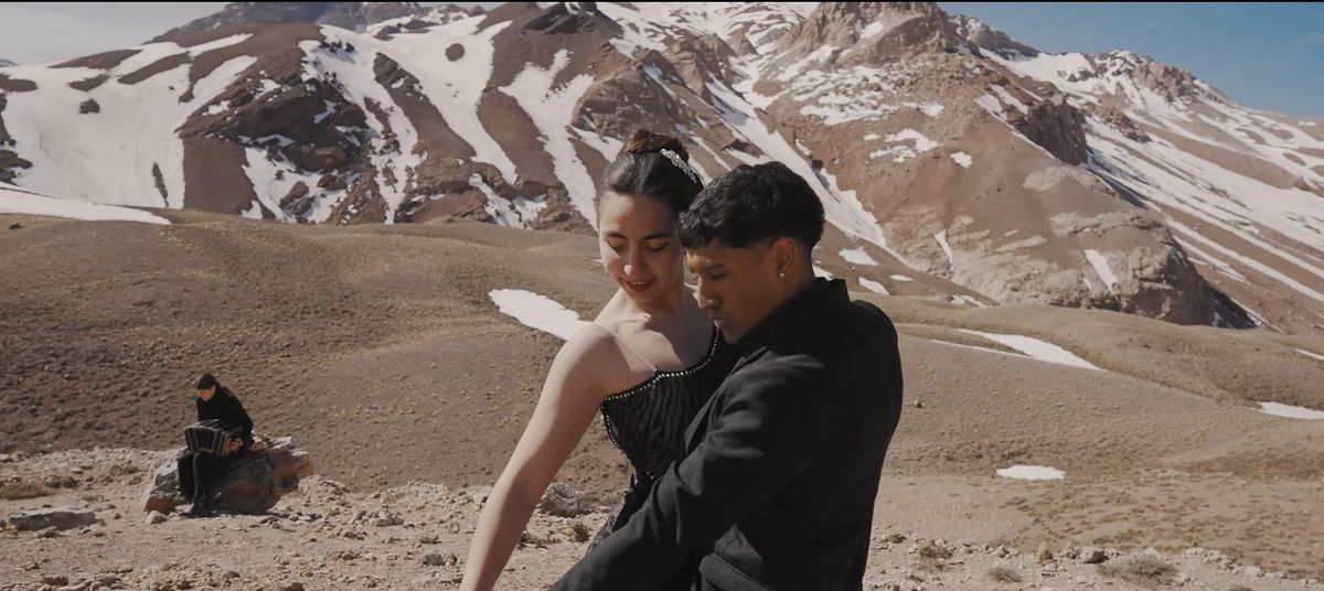 Los jóvenes bailarines “Memi” Barrionuevo y Benjamín Zarate, con Meli Montenegro en bandoneón, se sumaron a este proyecto audiovisual de Dimaria para hacer un tango en el Aconcagua. Los jóvenes bailarines “Memi” Barrionuevo y Benjamín Zarate, con Meli Montenegro en bandoneón, se sumaron a este proyecto audiovisual de Dimaria para hacer un tango en el Aconcagua.