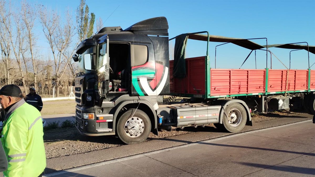 Los Bomberos debieron arrancar la puerta del camión para sacar al chofer que estaba descompensado. Los Bomberos debieron arrancar la puerta del camión para sacar al chofer que estaba descompensado.