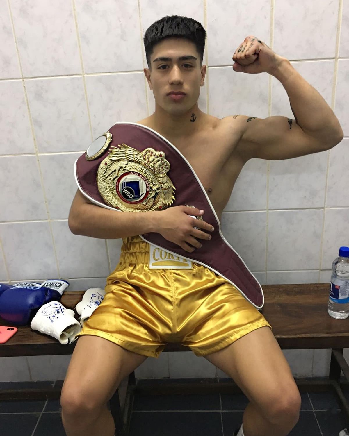 Marco García con el cinturón mediano juvenil de la OMB