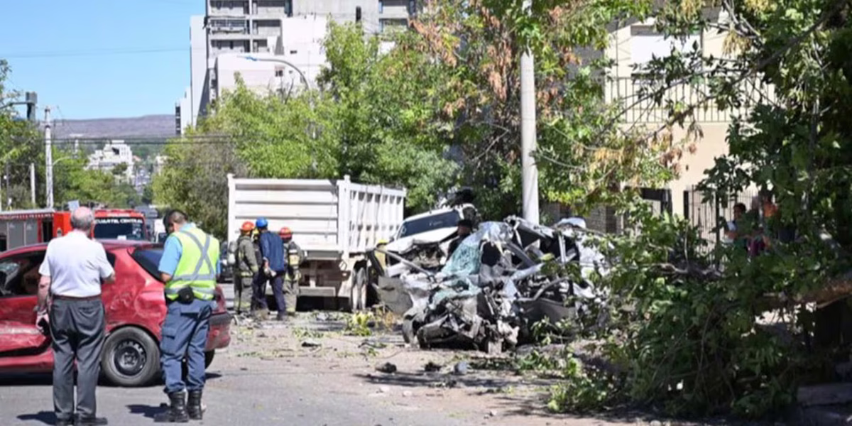 Brutal accidente: un camión se quedó sin frenos chocó a 10 autos y se incrustó en una casa Brutal accidente: un camión se quedó sin frenos chocó a 10 autos y se incrustó en una casa