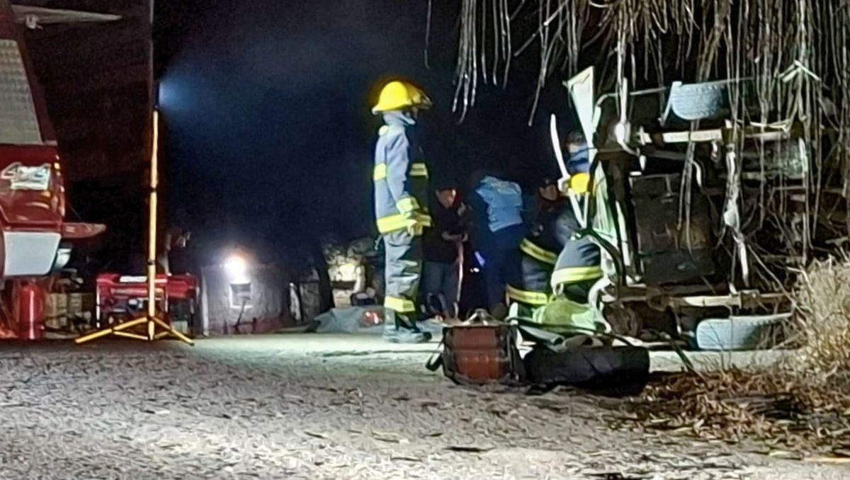 Bomberos trabajó en el lugar del accidente para extraer el cuerpo del vehículo. Bomberos trabajó en el lugar del accidente para extraer el cuerpo del vehículo.
