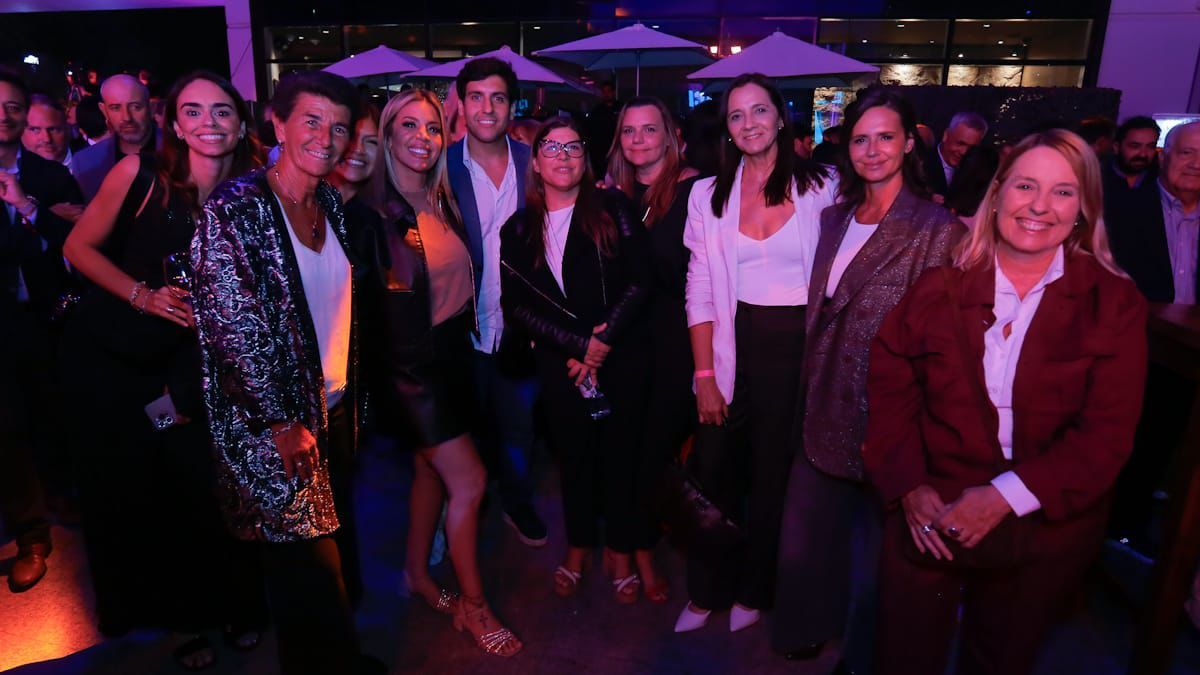 La diputada nacional, Virginia Gallardo, junto a su par mendocina, María Julieta Metral Asensio y un grupo de amigos que visitaron Mendoza. La diputada nacional, Virginia Gallardo, junto a su par mendocina, María Julieta Metral Asensio y un grupo de amigos que visitaron Mendoza.