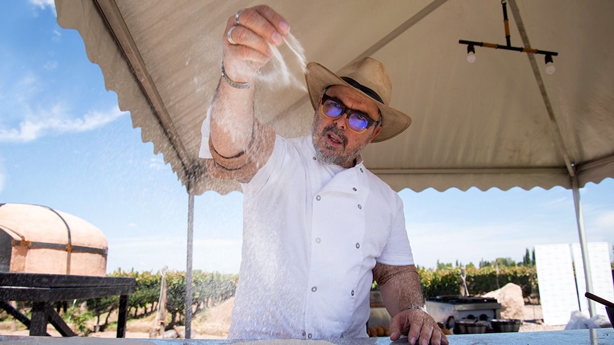 Donato De Santis, con "las manos en la masa". Foto: Martín Pravata
