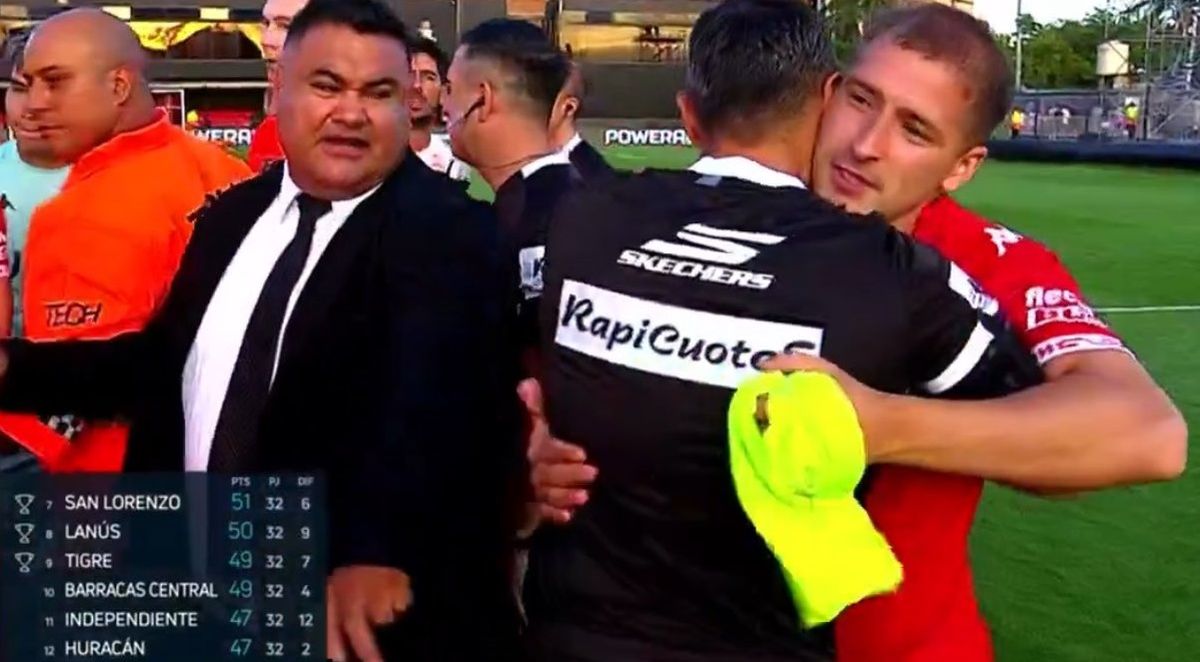 El jugador de Hurac&aacute;n abraz&oacute; al &aacute;rbitro y en las redes sociales lo criticaron.