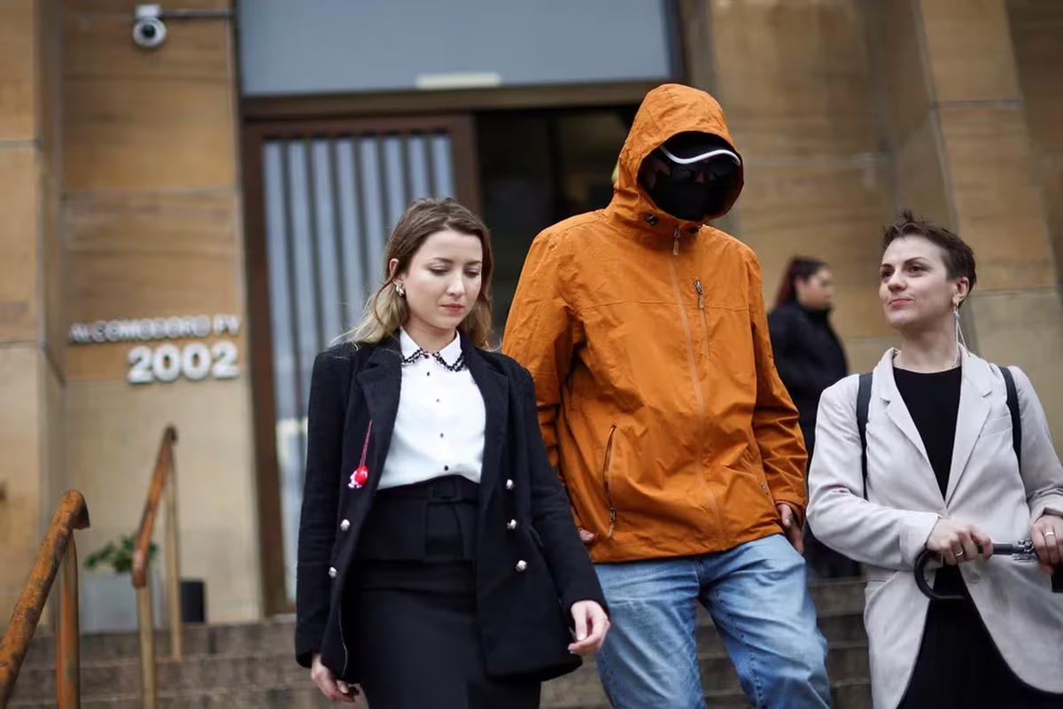 De izquierda a derecha: Tsvetelina van Benthem, abogada de la Universidad de Oxford y asesora jurídica principal de The Reckoning Project, el civil ucraniano que asegura haber sido torturado por las fuerzas rusas y la periodista Nataliya Gumenyuk. De izquierda a derecha: Tsvetelina van Benthem, abogada de la Universidad de Oxford y asesora jurídica principal de The Reckoning Project, el civil ucraniano que asegura haber sido torturado por las fuerzas rusas y la periodista Nataliya Gumenyuk.