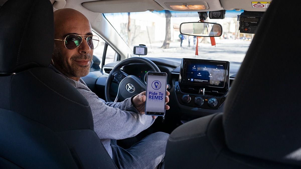 Daniel Carrión es dueño de Mendoza Remís y acaba de lanzar la app Pide tu Remís. Daniel Carrión es dueño de Mendoza Remís y acaba de lanzar la app Pide tu Remís.