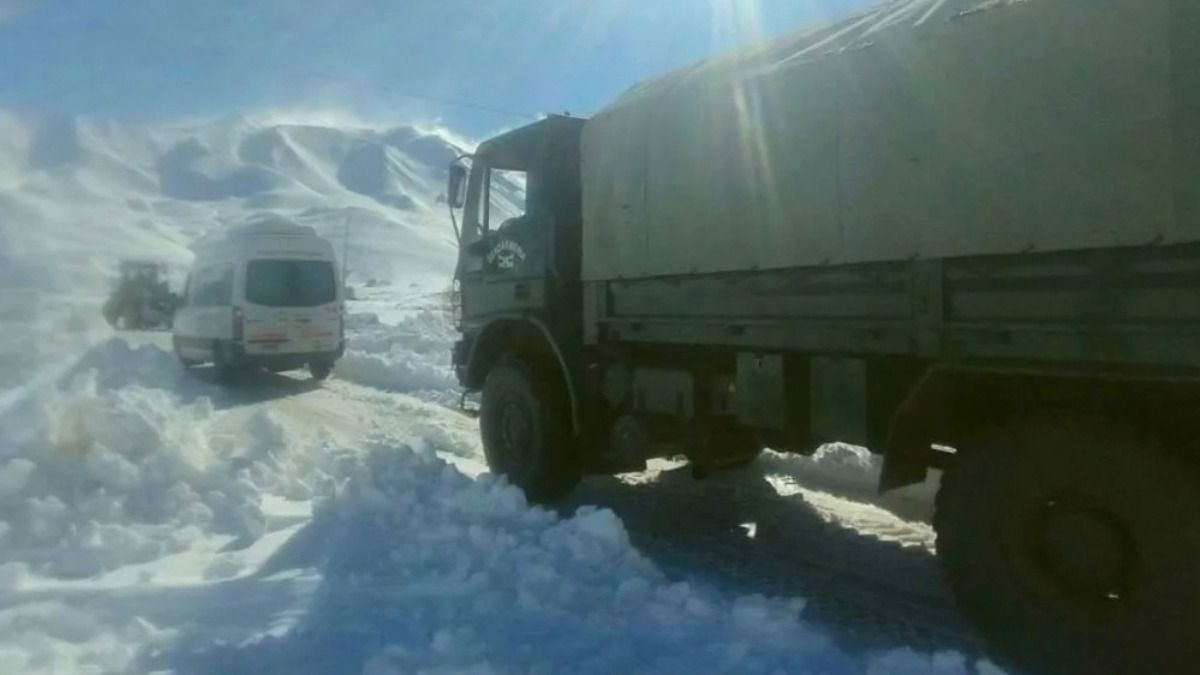 El personal tuvo que salir, a pesar del temporal, para asistir a los jubilados. El personal tuvo que salir, a pesar del temporal, para asistir a los jubilados.