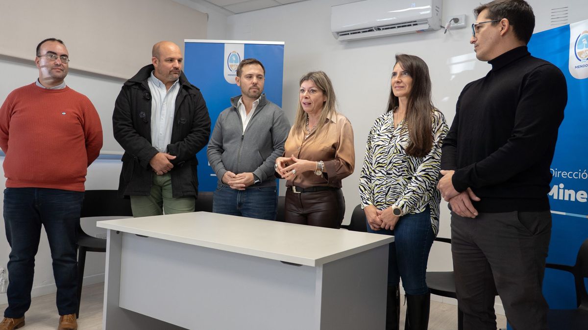 Autoridades del área de minería y de educación, en el anuncio de la nuev carrera: perforista minero. Autoridades del área de minería y de educación, en el anuncio de la nuev carrera: perforista minero.