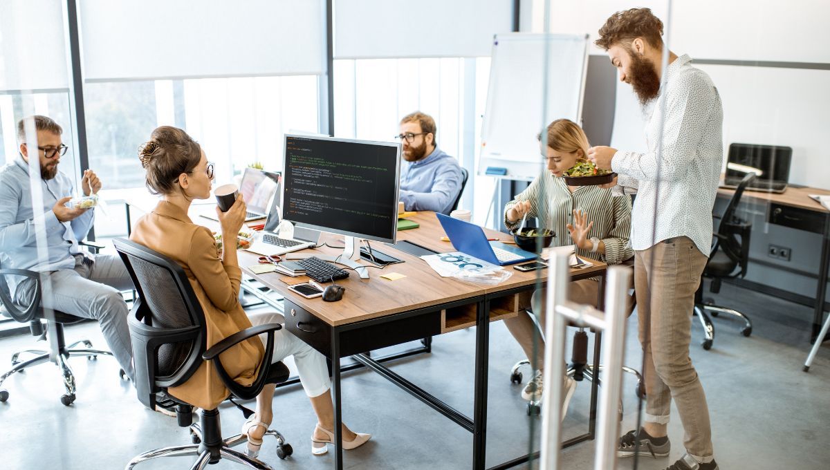 Comer en la oficina. Comer en la oficina.