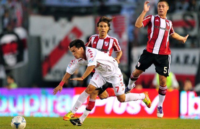 River se recuperó al derrotar a Huracán en el Monumental