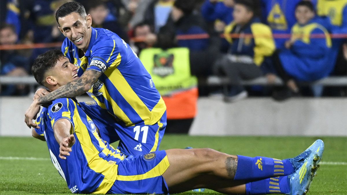 Ángel Di María abraza a Alejo Véliz. Central está en octavos de final.