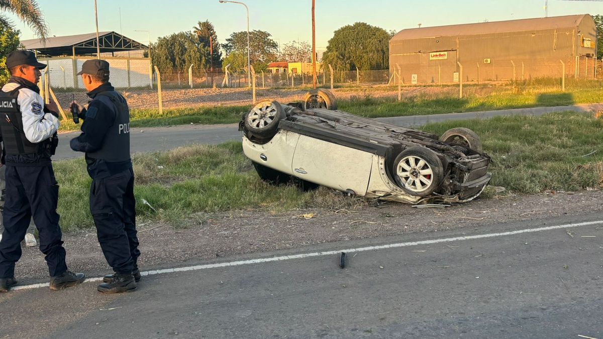 El conductor borracho le dijo a la Policía que se le torció una rueda trasera del auto y por eso volcó. El conductor borracho le dijo a la Policía que se le torció una rueda trasera del auto y por eso volcó.