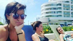 La China Suárez y Gimena Accardi juntas en la piscina