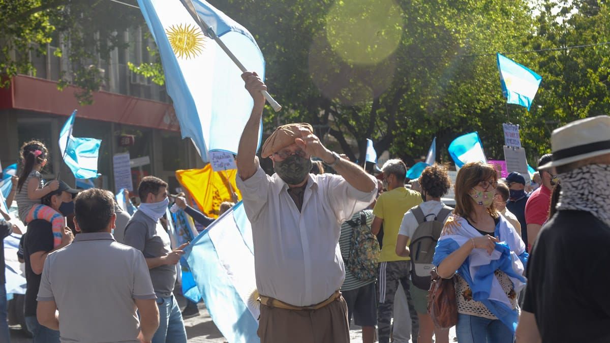 Masivo banderazo en Mendoza contra el Gobierno nacional