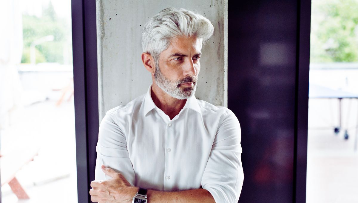 Según la psicología, un hombre con canas es visto como alguien distinguido, contrariamente a lo que sucede con mujeres. Según la psicología, un hombre con canas es visto como alguien distinguido, contrariamente a lo que sucede con mujeres.