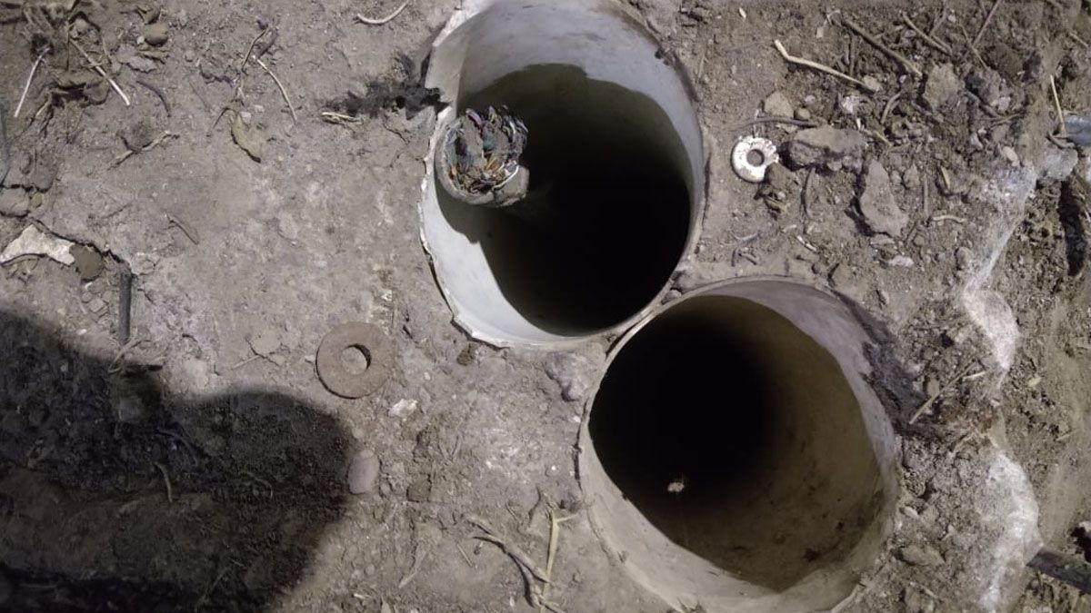 Los ladrones lograron sacar cables y no fueron encontrados en la escena del hecho. Creen que se los llevó una mujer que los acompañaba y escapó cuando llegó la Policía. Los ladrones lograron sacar cables y no fueron encontrados en la escena del hecho. Creen que se los llevó una mujer que los acompañaba y escapó cuando llegó la Policía.