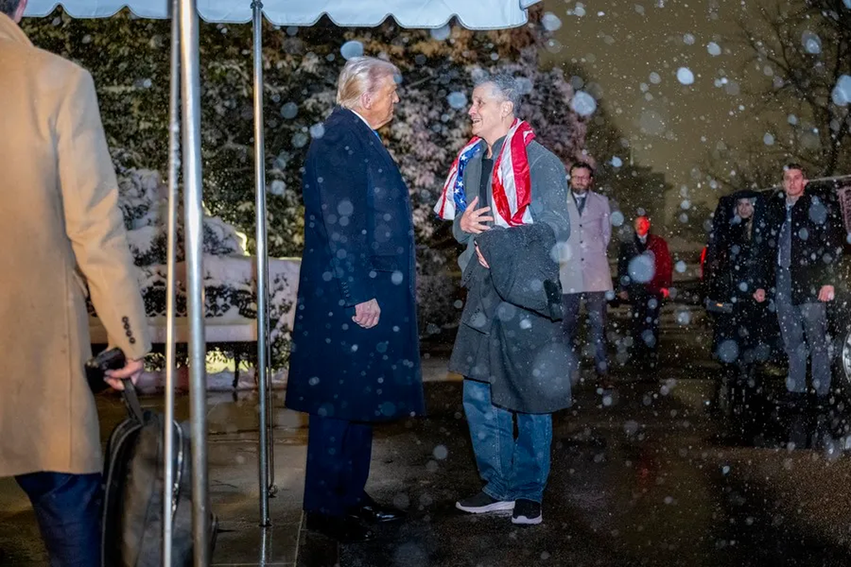 Donald Trump recibió a Mark Fogel en el Pórtico Sur de la Casa Blanca, luego de que Rusia lo liberara. Crédito: EFE/EPA/Daniel Heuer / POOL. Donald Trump recibió a Mark Fogel en el Pórtico Sur de la Casa Blanca, luego de que Rusia lo liberara. Crédito: EFE/EPA/Daniel Heuer / POOL.