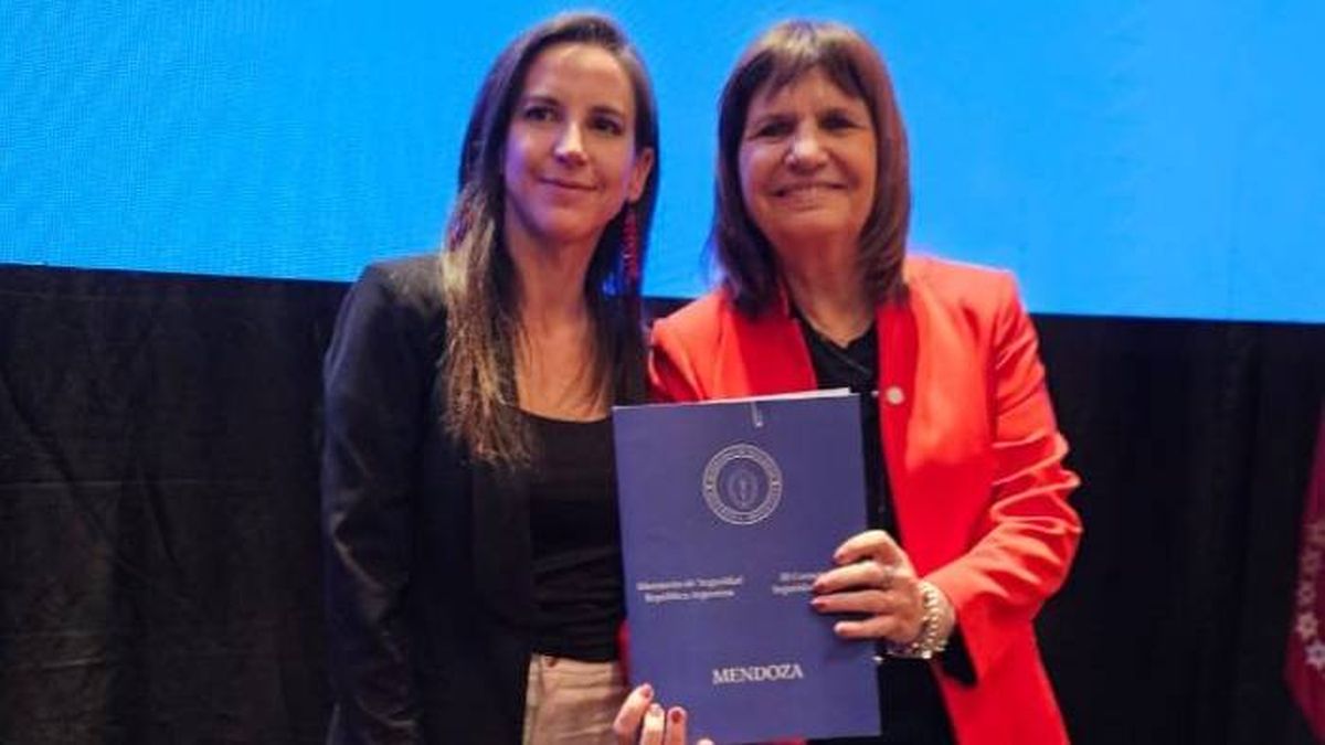 La ministra de Seguridad de la Nación, Patricia Bullrich, le confirmó a Mercedes Rus que la primera tanda de efectivos de la Policía Federal desembarcará en Mendoza en febrero. La ministra de Seguridad de la Nación, Patricia Bullrich, le confirmó a Mercedes Rus que la primera tanda de efectivos de la Policía Federal desembarcará en Mendoza en febrero.