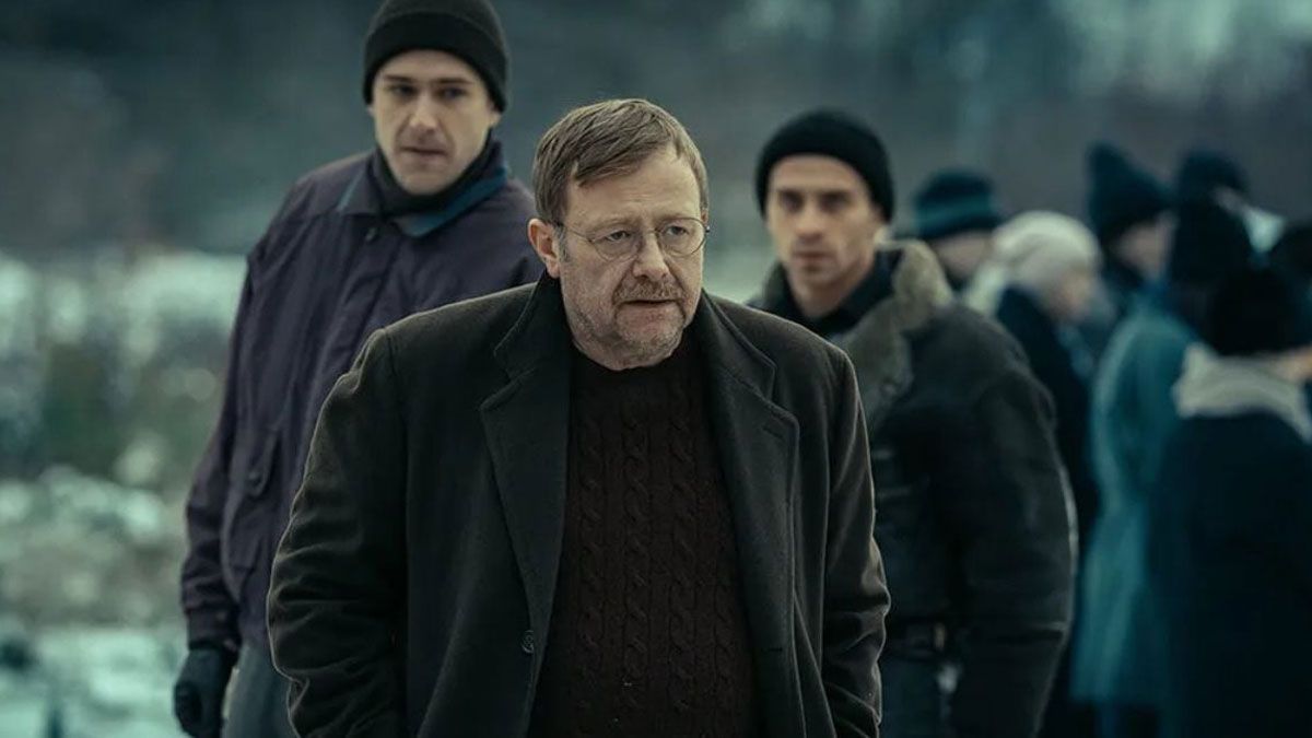 Olaf Lubaszenko, protagonista de esta película de Netflix, intenta descifrar quiénes y cómo atrapar a los culpables de un violento atraco a un banco. Olaf Lubaszenko, protagonista de esta película de Netflix, intenta descifrar quiénes y cómo atrapar a los culpables de un violento atraco a un banco.