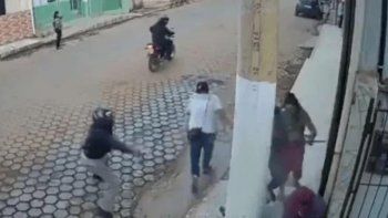 Video: un poste salvó a una familia de ser asesinada a tiros