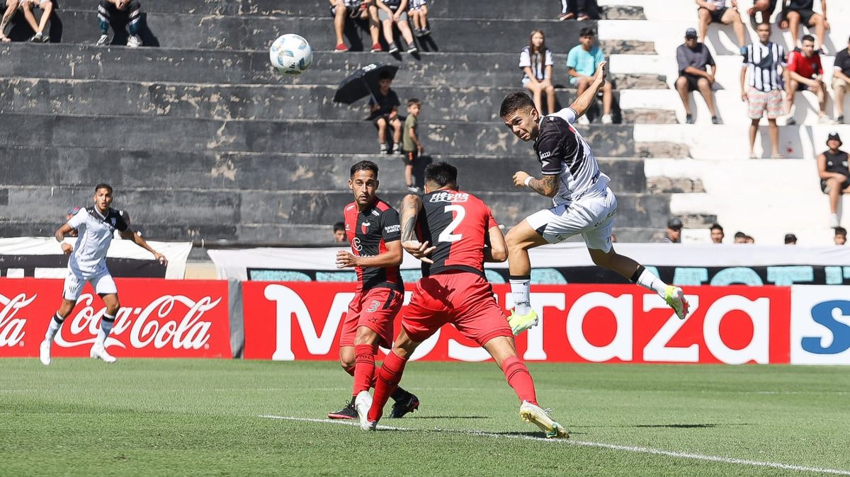Nicolás Romano metió un tremendo cabezazo para anotar el primer gol de Gimnasia y Esgrima ante Colón. Nicolás Romano metió un tremendo cabezazo para anotar el primer gol de Gimnasia y Esgrima ante Colón.
