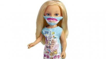 Muñecas con mascarillas y barbijos a las que se curar si dan positivo de coronavirus.