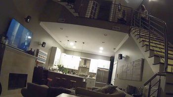 Descubrieron que un intruso los miraba mientras dormían