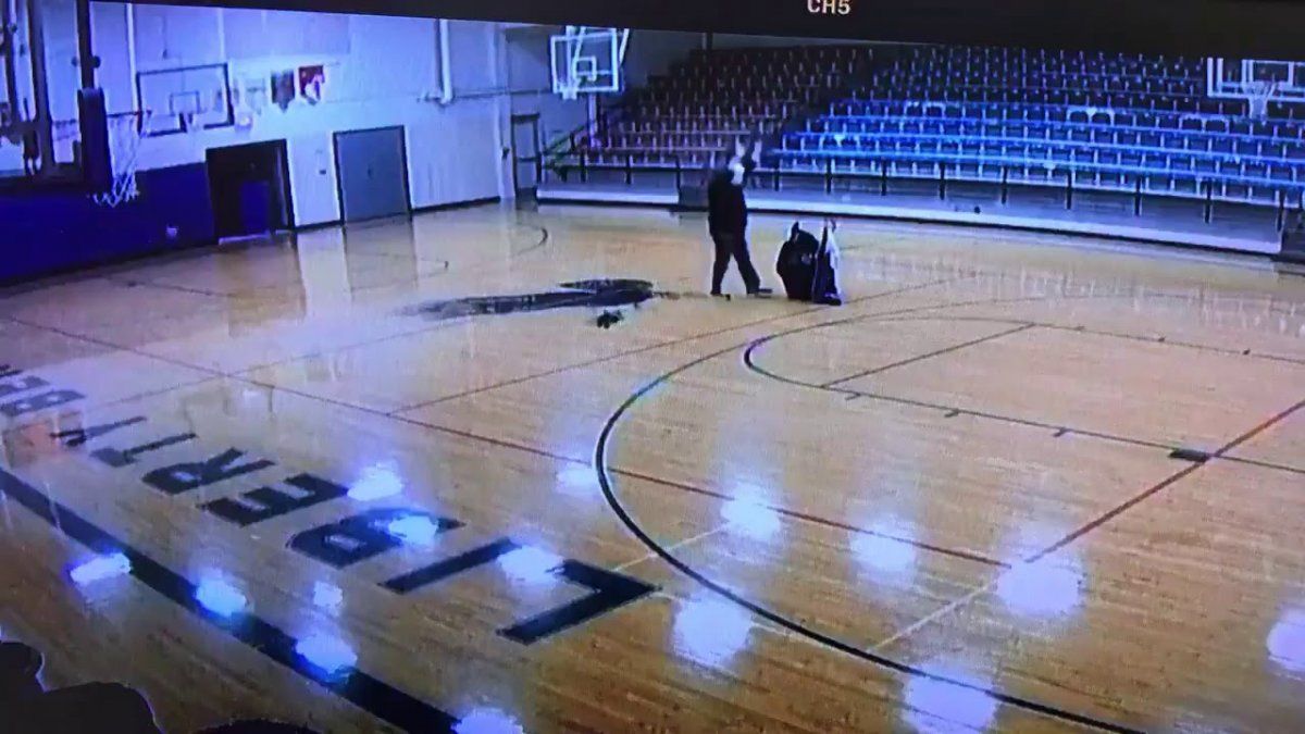 ¡A lo Michael Jordan! Un empleado de limpieza metió un tremendo triple de espaldas.