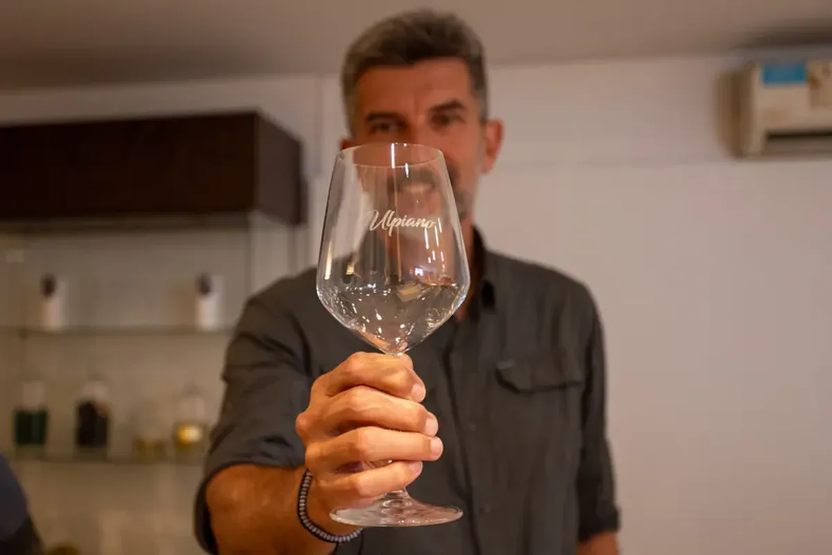 El intendente Ulpiano Suarez, entre otras personalidades, tiene una copa de vino de R Cristal grabada con su nombre. El intendente Ulpiano Suarez, entre otras personalidades, tiene una copa de vino de R Cristal grabada con su nombre.