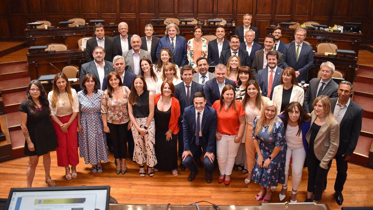En la última sesión de la actual conformación de la Cámara de Diputados, se reunieron todos para la foto, contentos y sonrientes y sin grieta. En la última sesión de la actual conformación de la Cámara de Diputados, se reunieron todos para la foto, contentos y sonrientes y sin grieta.