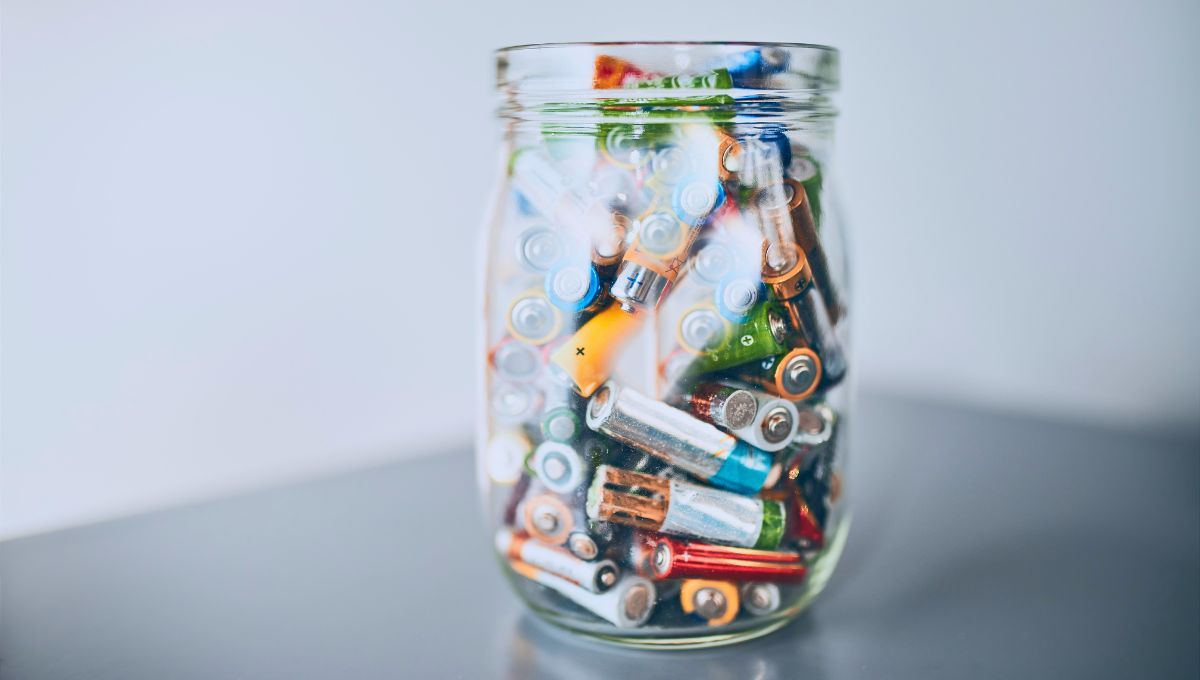 El afortunado que tenga pilas gastadas tiene un tesoro: cómo transformarlo en un árbol de navidad