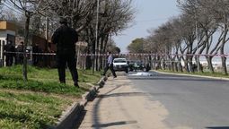 La joven mujer cayó de un auto malherida, en Granadero Baigorria, Rosario, luego de forcejear con un hombre que le aplicó varias puñaladas y provocarle la muerte