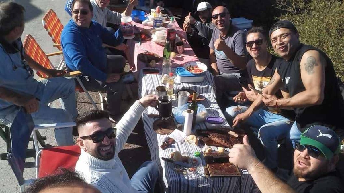 A veces los cortes y las esperas representan una manera de compartir charlas, truco y comidas. A veces los cortes y las esperas representan una manera de compartir charlas, truco y comidas.