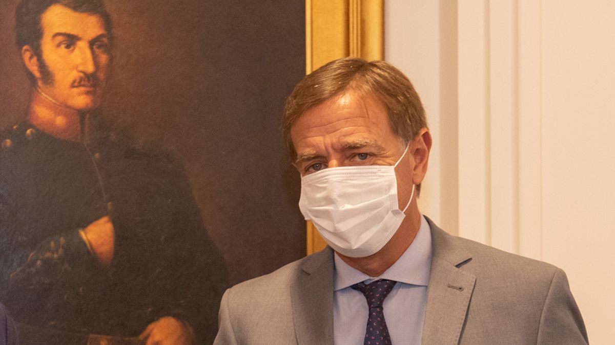 El gobernador Rodolfo Suarez reacciona a tiempo y ordena frenar una serie de gastos en la política y en el Estado.