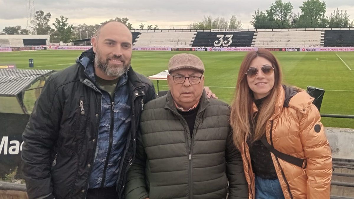 Ramón Martínez tiene 82 años y fue a la cancha de Gimnasia y Esgrima por primera vez.