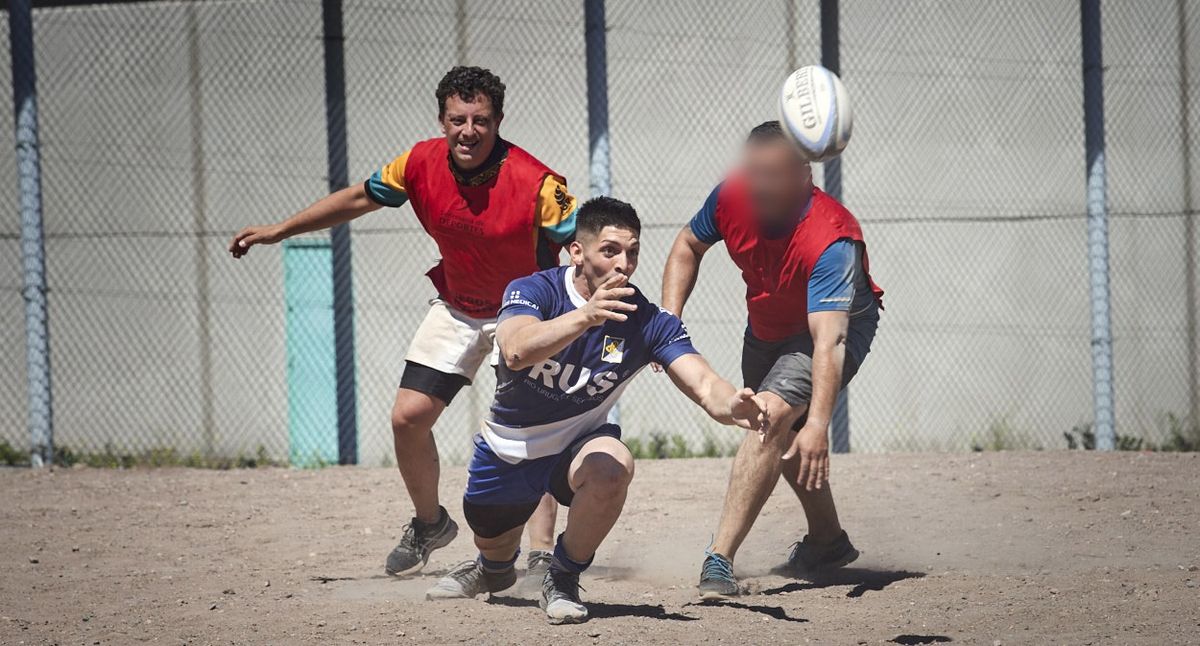 Di Pauli con la pelota. Detrás, jugando con un combinado de internos, el jugador de Huarpes Eduardo Guardatti. Di Pauli con la pelota. Detrás, jugando con un combinado de internos, el jugador de Huarpes Eduardo Guardatti.