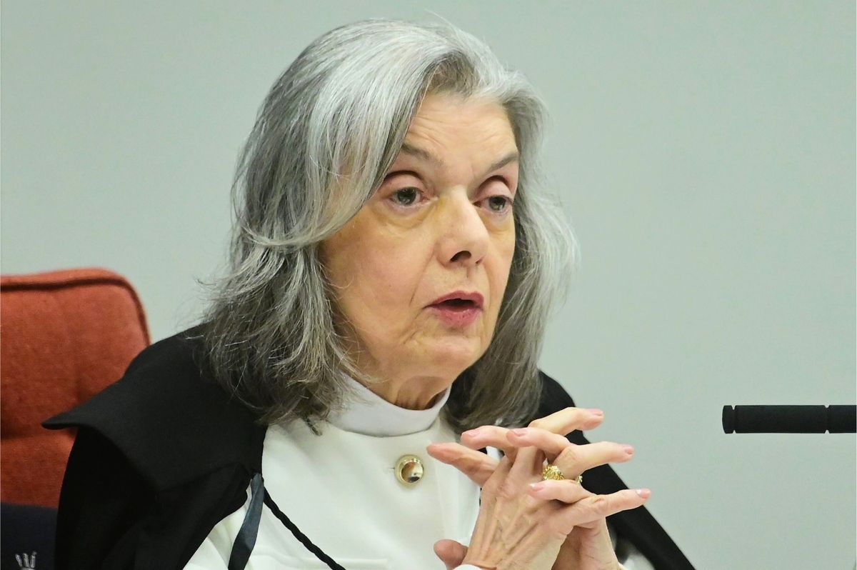 La jueza del Supremo Tribunal Federal de Brasil, Carmen Lúcia, habla durante la fase de veredicto y sentencia del juicio contra el expresidente brasileño, Jair Bolsonaro. La jueza del Supremo Tribunal Federal de Brasil, Carmen Lúcia, habla durante la fase de veredicto y sentencia del juicio contra el expresidente brasileño, Jair Bolsonaro.
