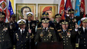 Maduro se apoya en los militares tras el respaldo internacional a Guaidó