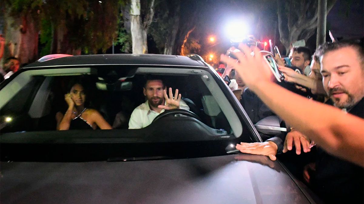 El astro de PSG llegó a la fiesta vestido con una camisa blanca, junto a su esposa, Antonela Roccuzzo, de vestido negro, y a sus tres hijos, también con camisas blancas. (Foto gentileza Juan José García).