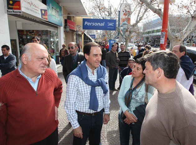 Juan Carlos Jaliff y el ex gobernador Roberto Iglesias, en medio de una recorrida de campaña. Juan Carlos Jaliff y el ex gobernador Roberto Iglesias, en medio de una recorrida de campaña.