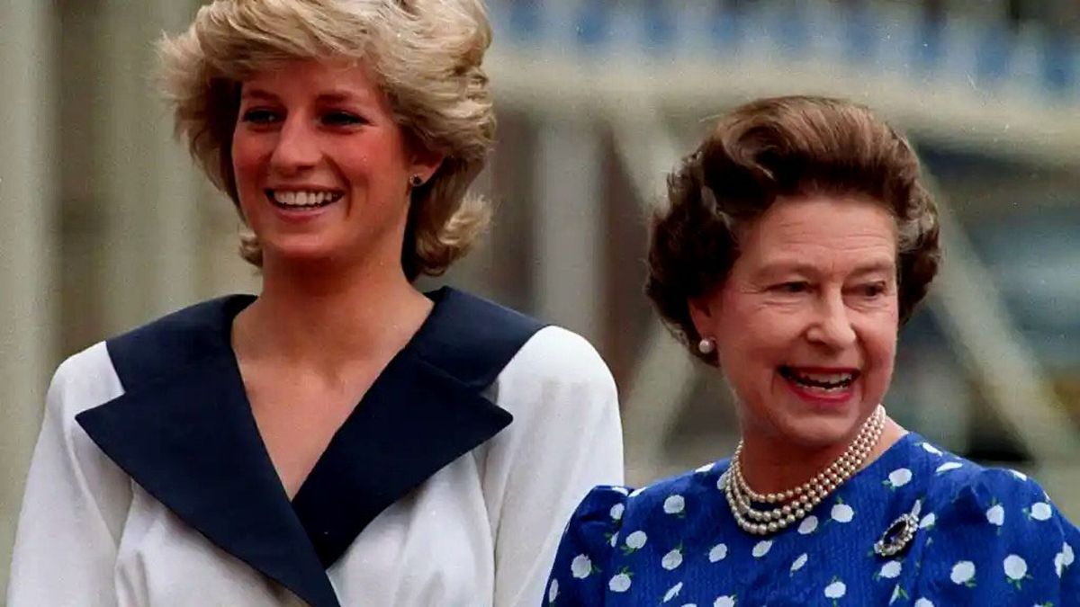 Lady Di y la reina Isabel de Inglaterra tuvieron uan relación con varios episodios escandalosos Lady Di y la reina Isabel de Inglaterra tuvieron uan relación con varios episodios escandalosos